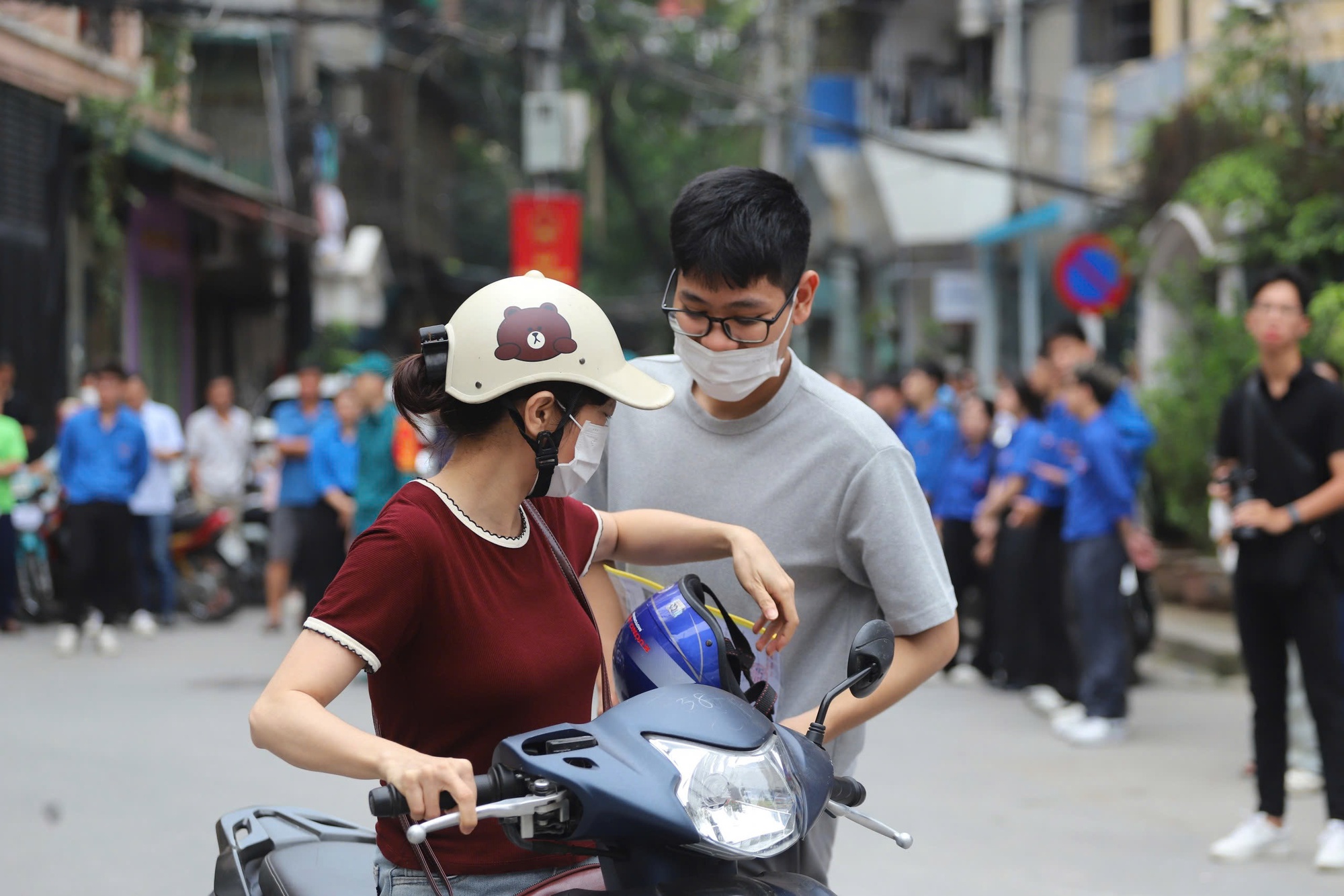 Người cha l&agrave;m &ldquo;đ&ocirc;i ch&acirc;n&rdquo; đưa con đến ph&ograve;ng thi tốt nghiệp THPT 2026 - Ảnh 8.