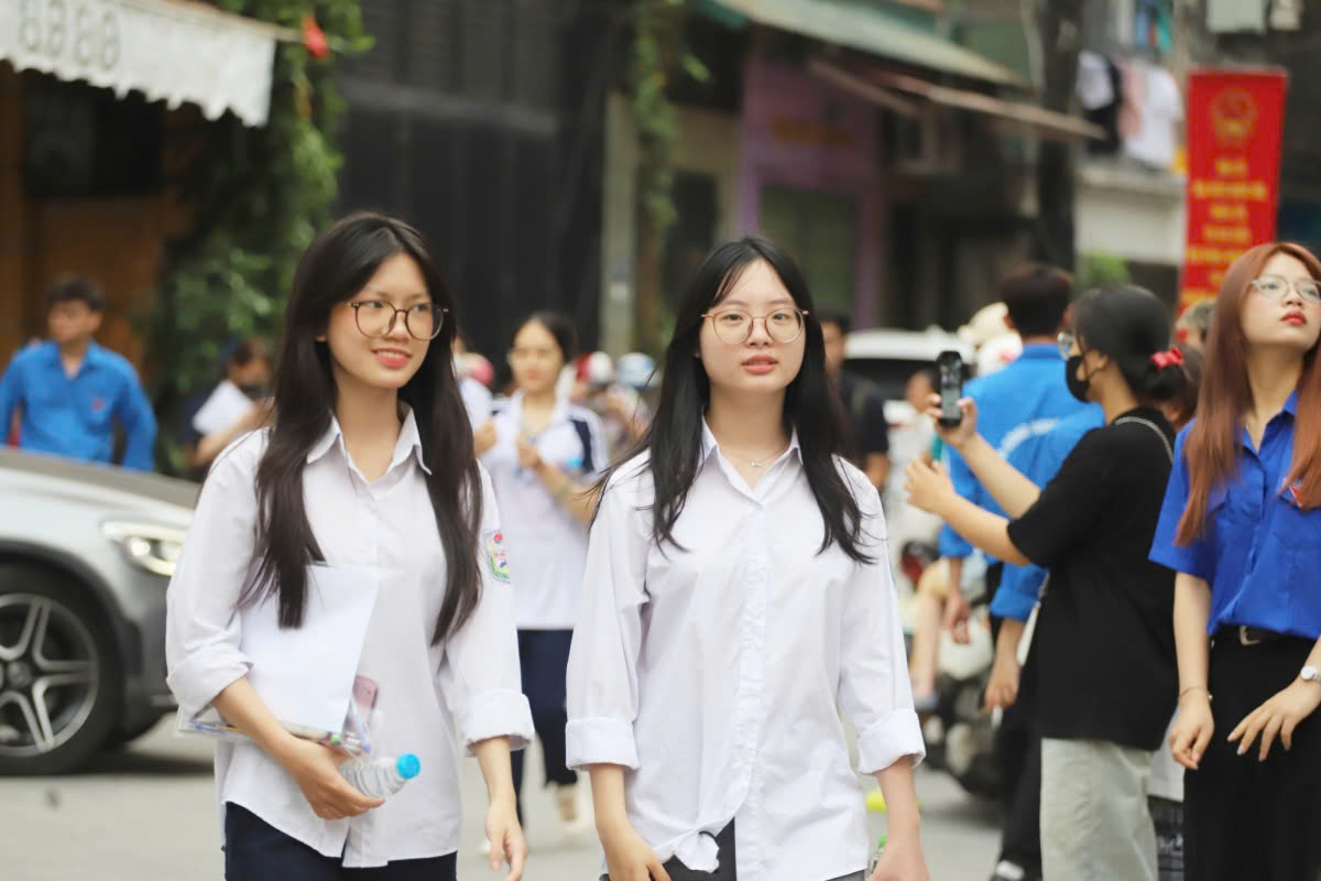 Người cha l&agrave;m &ldquo;đ&ocirc;i ch&acirc;n&rdquo; đưa con đến ph&ograve;ng thi tốt nghiệp THPT 2026 - Ảnh 10.
