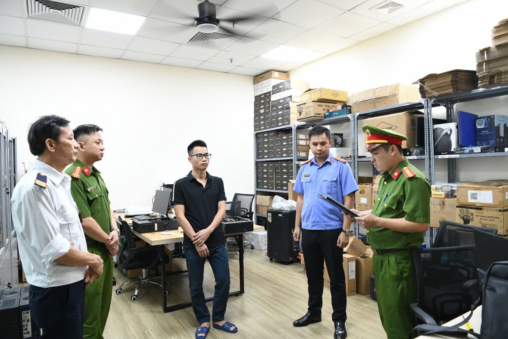 Cận cảnh kh&aacute;m x&eacute;t khẩn cấp 5 địa điểm trong vụ &aacute;n x&acirc;m phạm bản quyền m&aacute;y t&iacute;nh đầu ti&ecirc;n ở Việt Nam - Ảnh 7.