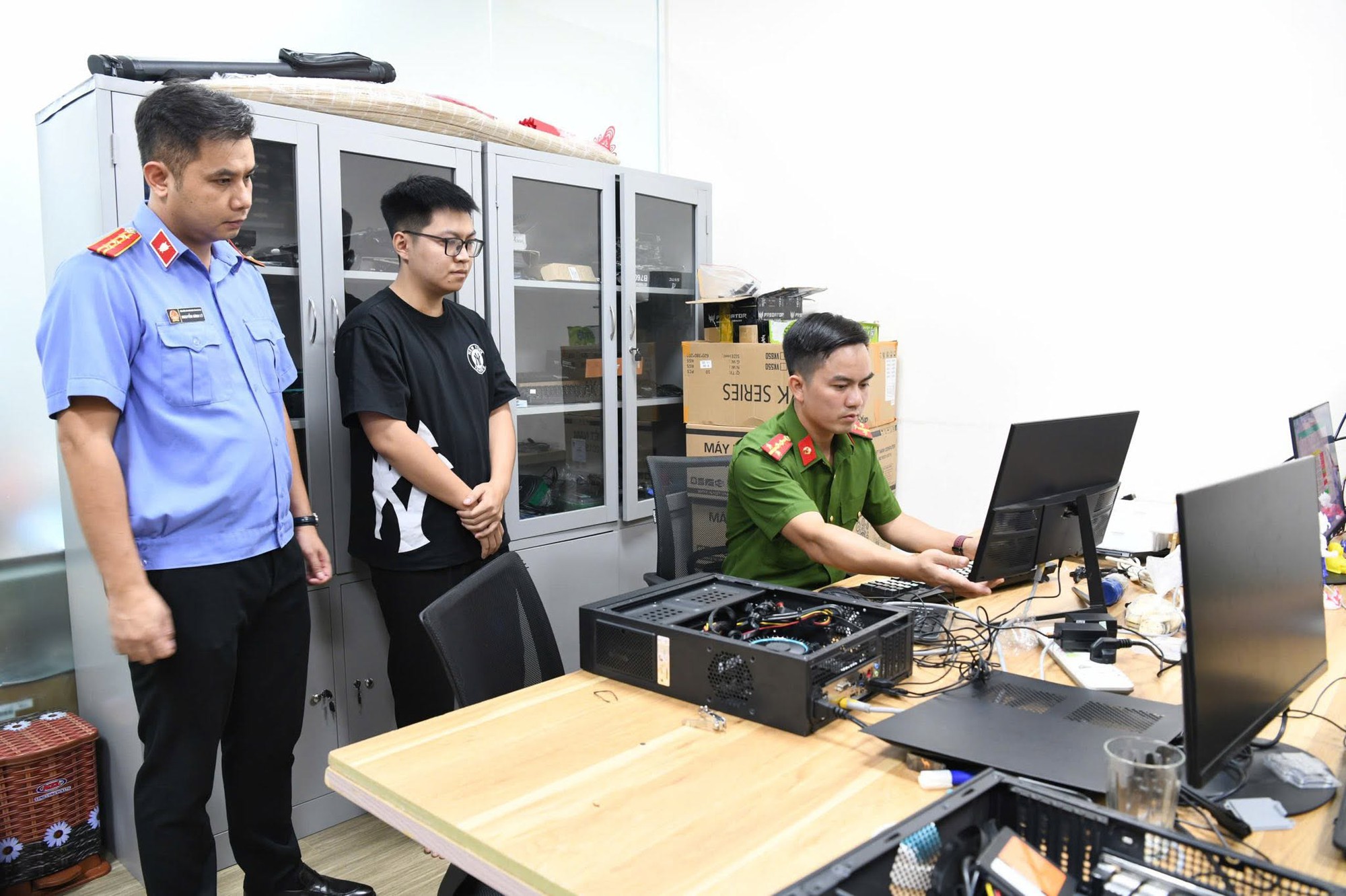 Cận cảnh kh&aacute;m x&eacute;t khẩn cấp 5 địa điểm trong vụ &aacute;n x&acirc;m phạm bản quyền m&aacute;y t&iacute;nh đầu ti&ecirc;n ở Việt Nam - Ảnh 8.