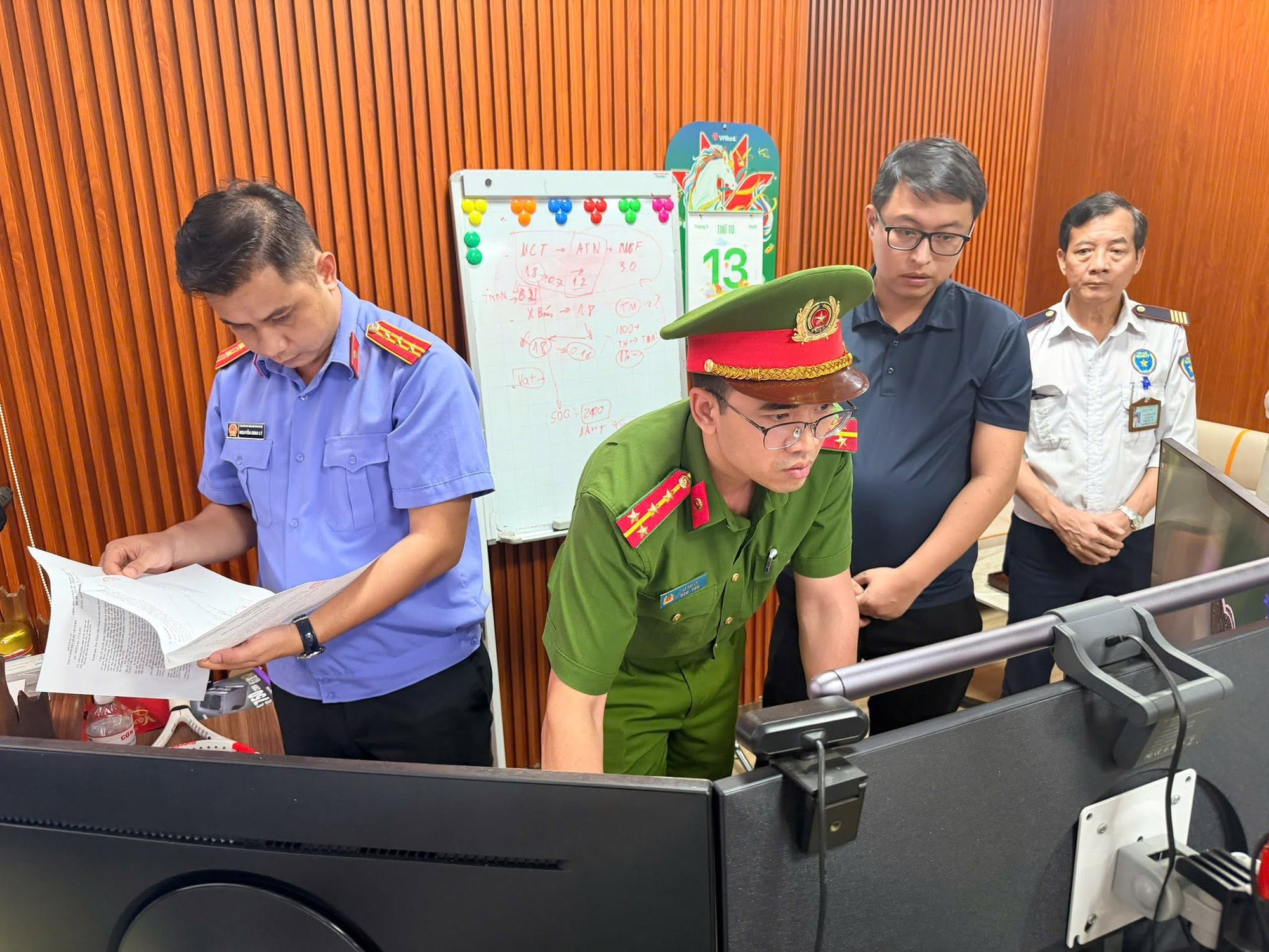 Cận cảnh kh&aacute;m x&eacute;t khẩn cấp 5 địa điểm trong vụ &aacute;n x&acirc;m phạm bản quyền m&aacute;y t&iacute;nh đầu ti&ecirc;n ở Việt Nam - Ảnh 15.