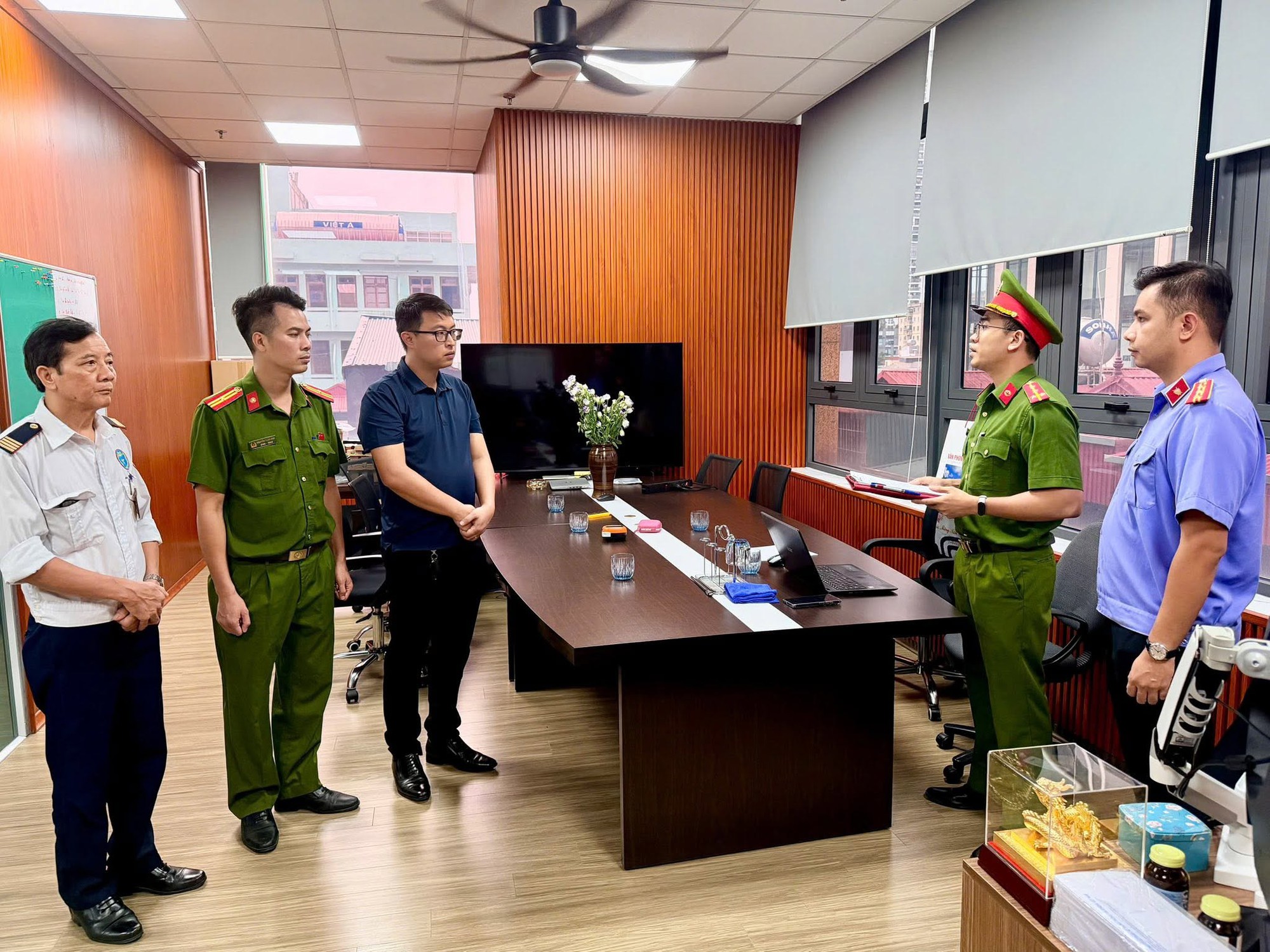 Cận cảnh kh&aacute;m x&eacute;t khẩn cấp 5 địa điểm trong vụ &aacute;n x&acirc;m phạm bản quyền m&aacute;y t&iacute;nh đầu ti&ecirc;n ở Việt Nam - Ảnh 13.