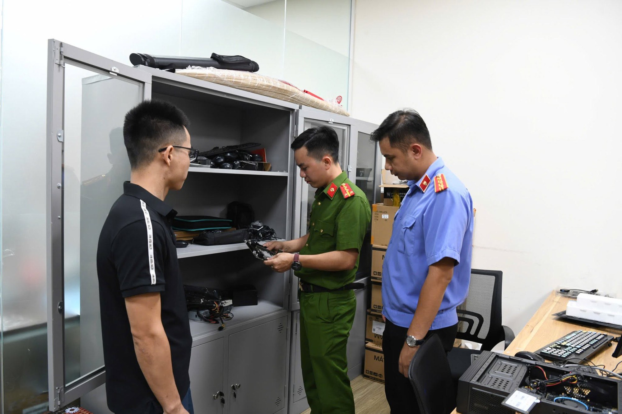 Cận cảnh kh&aacute;m x&eacute;t khẩn cấp 5 địa điểm trong vụ &aacute;n x&acirc;m phạm bản quyền m&aacute;y t&iacute;nh đầu ti&ecirc;n ở Việt Nam - Ảnh 9.