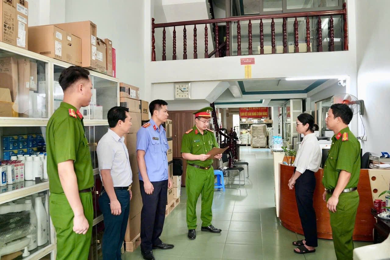 Cận cảnh kh&aacute;m x&eacute;t khẩn cấp 5 địa điểm trong vụ &aacute;n x&acirc;m phạm bản quyền m&aacute;y t&iacute;nh đầu ti&ecirc;n ở Việt Nam - Ảnh 2.