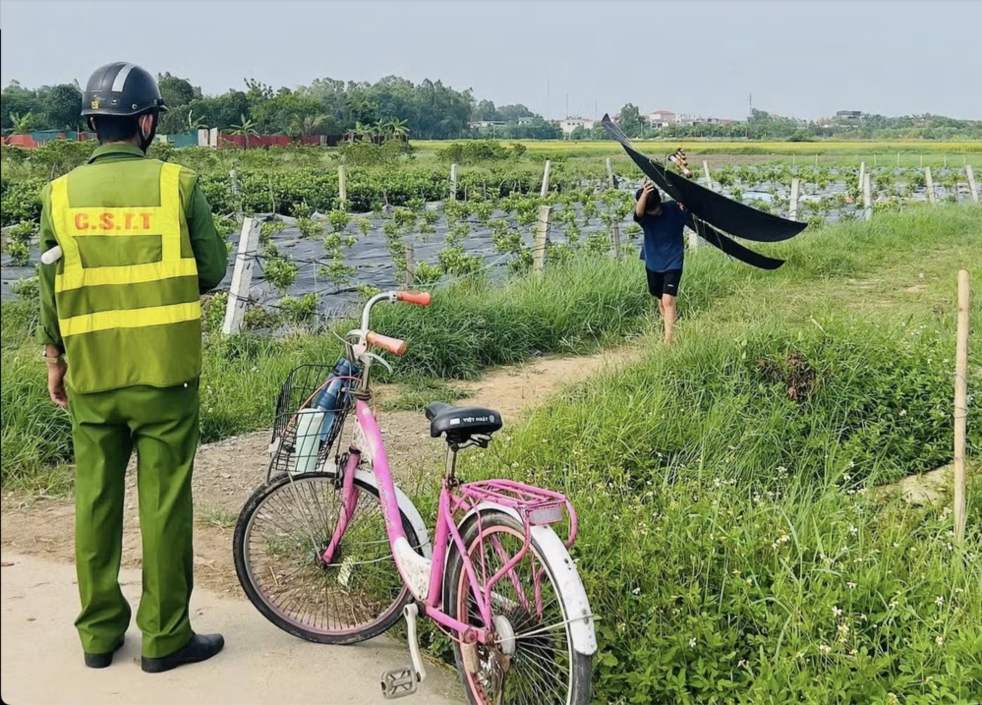 Cha mẹ sẽ bị xử l&yacute; nếu để con thả diều s&acirc;n bay g&acirc;y nguy hiểm an ninh - Ảnh 1.