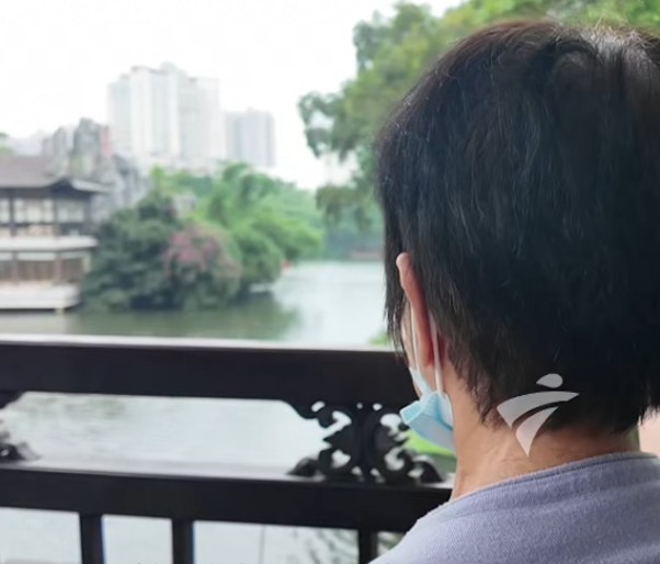 Cụ bà bàng hoàng gánh nợ 100.000 nhân dân tệ sau buổi khám bệnh miễn phí - Ảnh 4. Cụ bà bàng hoàng gánh nợ 100.000 nhân dân tệ sau buổi khám bệnh miễn phí - Ảnh 4.