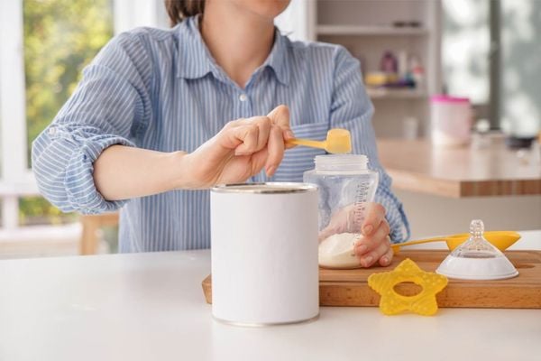 Mẹ d&ugrave;ng nước rau xanh pha sữa cho b&eacute; 3 th&aacute;ng tuổi: Nguy cơ ngộ độc nghi&ecirc;m trọng - Ảnh 1.