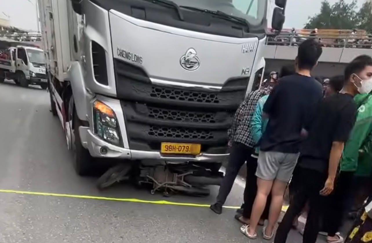 Tai nạn xe m&aacute;y v&agrave; xe tải ở H&agrave; Nội khiến c&ocirc; g&aacute;i tử vong thương t&acirc;m - Ảnh 1.