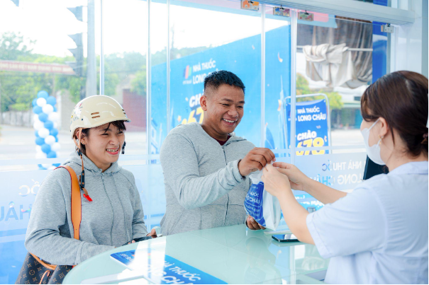 Chạm mốc 2.678 nh&agrave; thuốc to&agrave;n quốc, Long Ch&acirc;u tiếp tục đưa y tế chất lượng chăm s&oacute;c h&agrave;ng triệu gia đ&igrave;nh - Ảnh 3.
