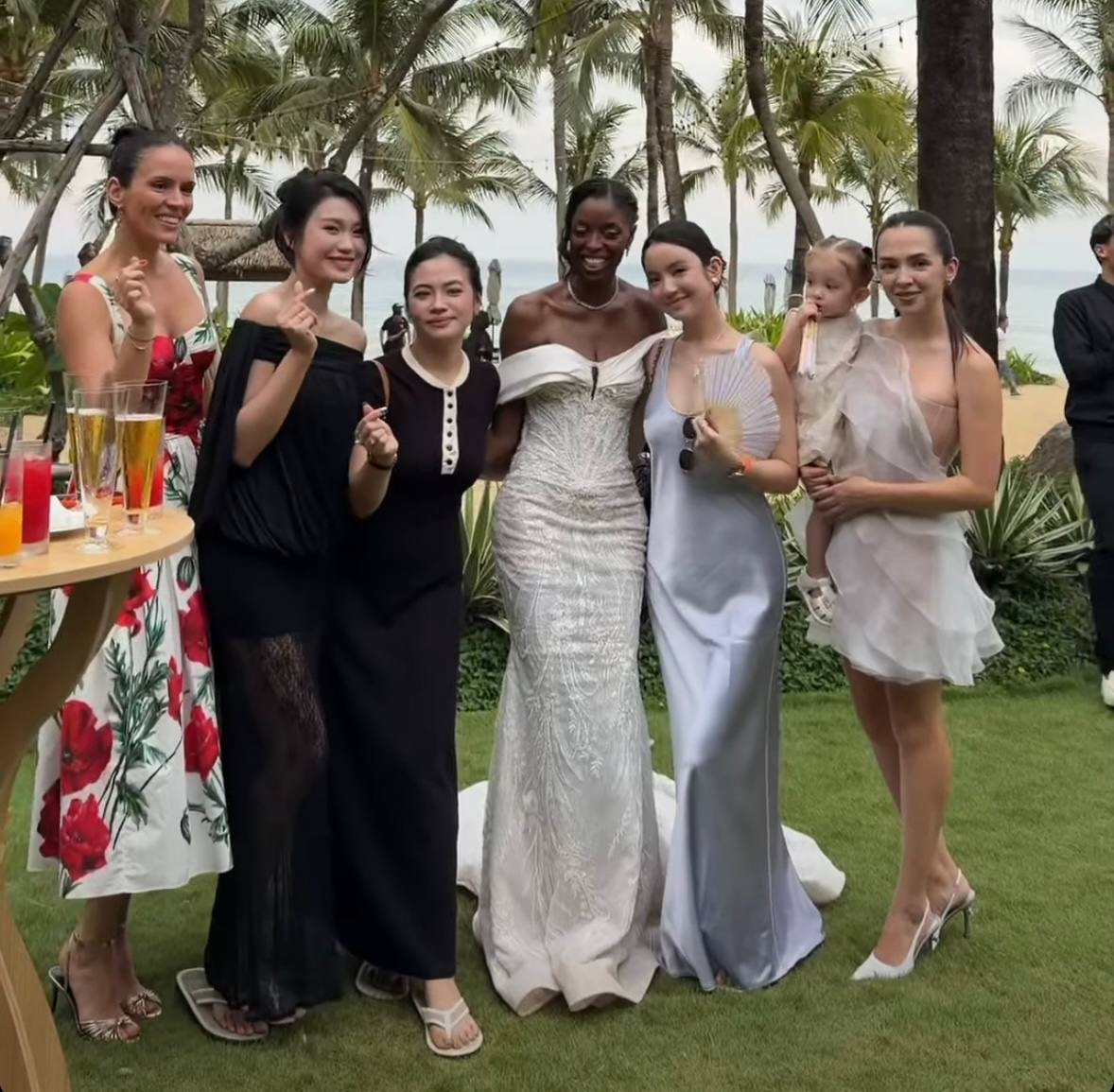Do&atilde;n Hải My v&agrave; Chu Thanh Huyền tỏa s&aacute;ng tại đ&aacute;m cưới cầu thủ Cao Pendant Quang Vinh - Ảnh 1.