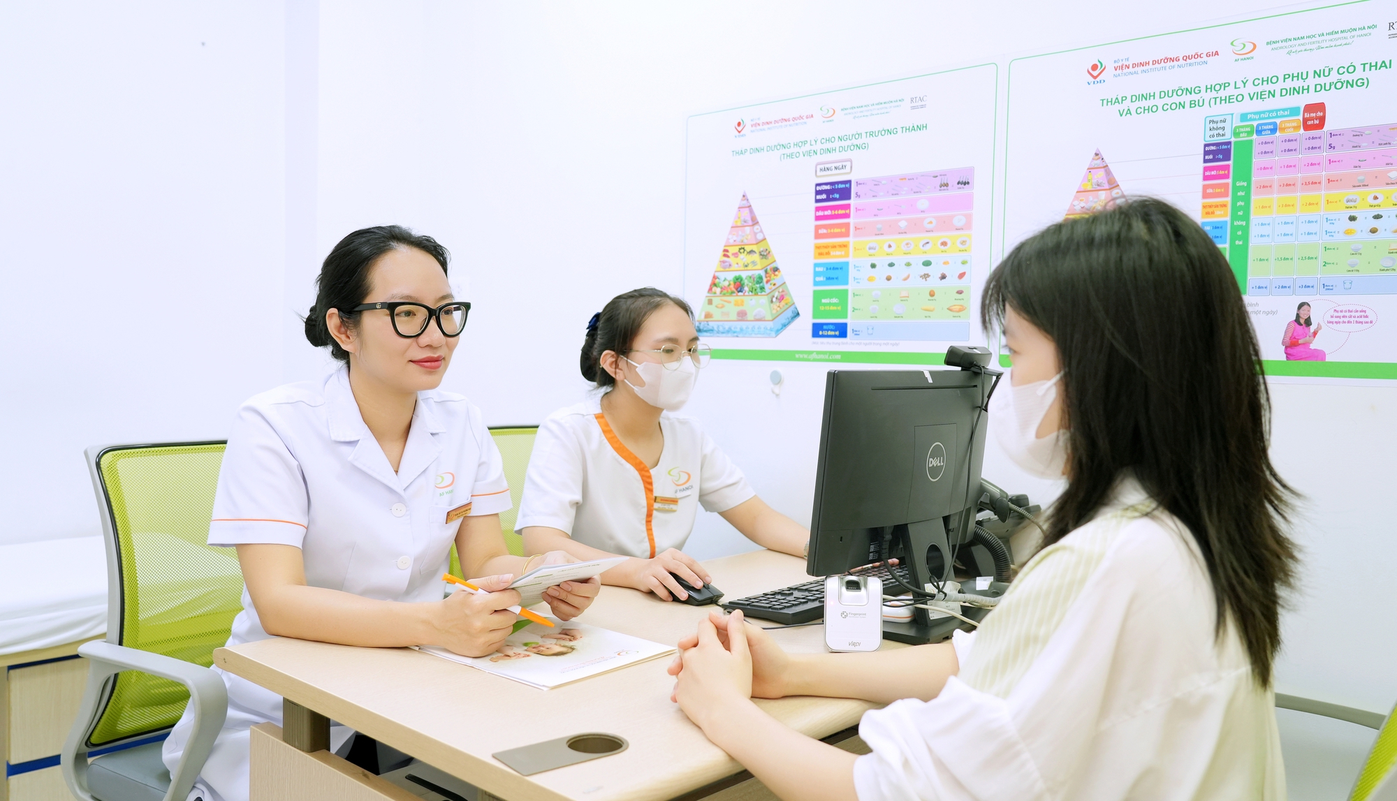 Mang gen tan m&aacute;u bẩm sinh, cặp vợ chồng vỡ o&agrave; đ&oacute;n con nhờ cơ hội bất ngờ - Ảnh 1.