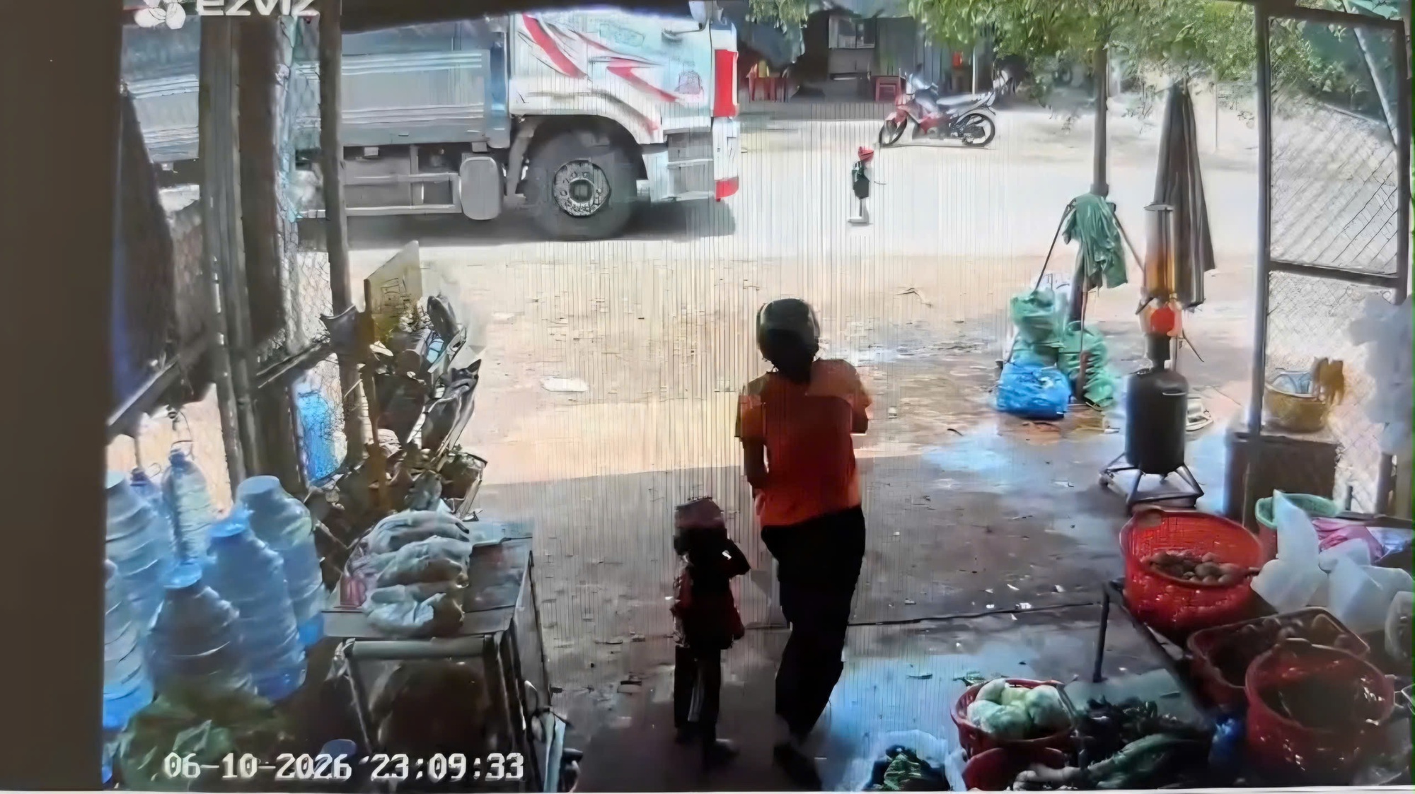 B&eacute; trai 3 tuổi bị xe tải t&ocirc;ng tử vong ghi lại qua Camera an ninh - Ảnh 1.