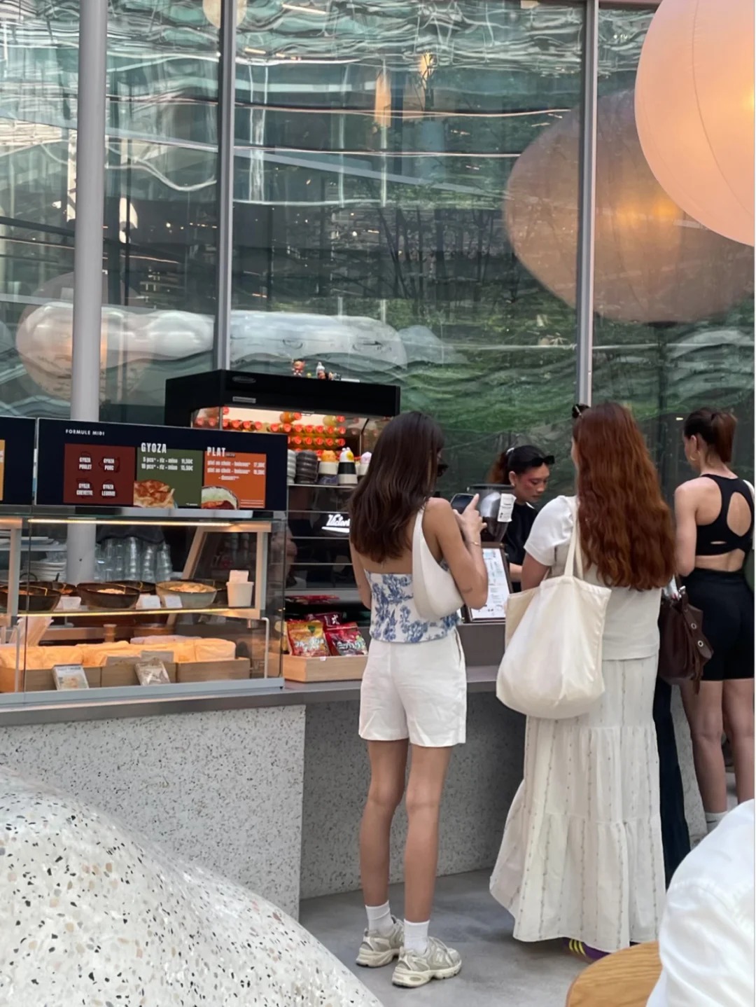 Quiet luxury m&ugrave;a h&egrave;: V&igrave; sao phụ nữ Ph&aacute;p lu&ocirc;n d&agrave;nh chỗ cho &aacute;o tank top trong tủ đồ?- Ảnh 3.