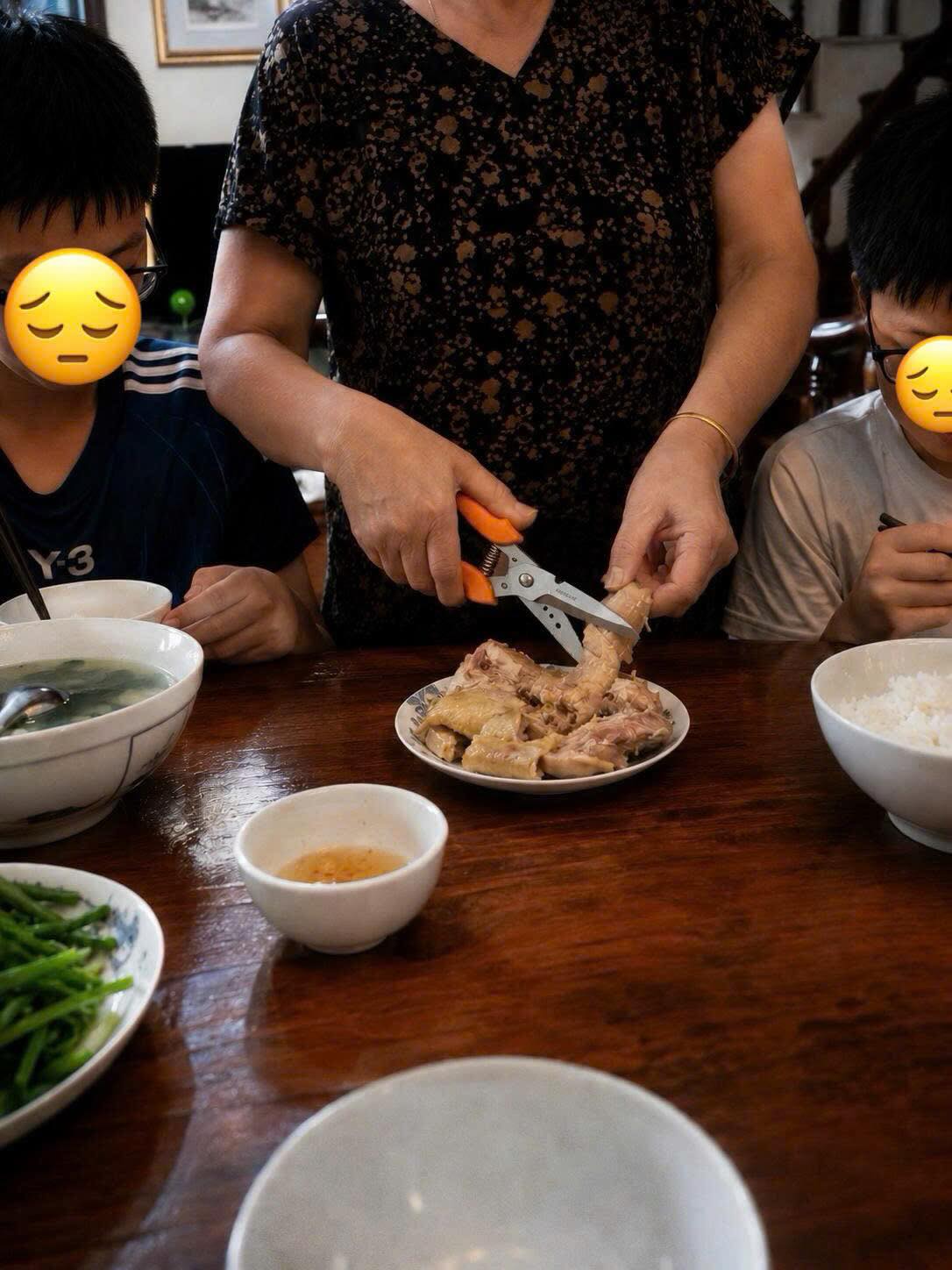 N&agrave;ng d&acirc;u c&ograve;ng lưng g&aacute;nh 7 miệng ăn, chị chồng vẫn thản nhi&ecirc;n gửi con... cho đến khi t&ocirc;i nghe được b&iacute; mật từ ch&iacute;nh miệng mẹ chồng- Ảnh 1.