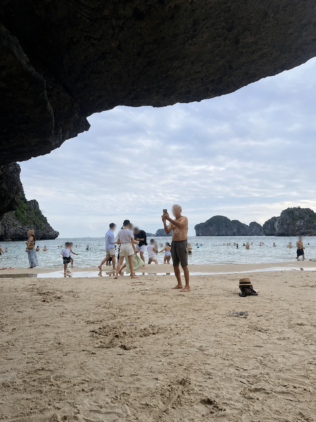 Mặc bikini ở C&aacute;t B&agrave;: Nữ du kh&aacute;ch chia sẻ trải nghiệm kh&ocirc;ng thoải m&aacute;i khi bị soi m&oacute;i - Ảnh 3.