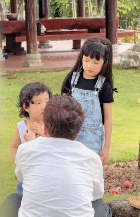 Trường Giang - Nh&atilde; Phương đưa c&aacute;c con về nh&agrave; vườn 70 tỷ nghỉ h&egrave;: Con trai giống ba như tạc, c&ograve;n b&aacute;m ba Giang kh&ocirc;ng rời- Ảnh 4.