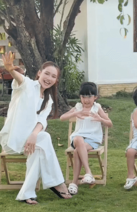 Trường Giang - Nh&atilde; Phương đưa c&aacute;c con về nh&agrave; vườn 70 tỷ nghỉ h&egrave;: Con trai giống ba như tạc, c&ograve;n b&aacute;m ba Giang kh&ocirc;ng rời- Ảnh 6.