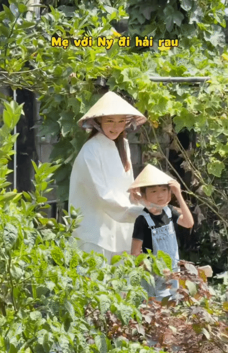 Trường Giang - Nh&atilde; Phương đưa c&aacute;c con về nh&agrave; vườn 70 tỷ nghỉ h&egrave;: Con trai giống ba như tạc, c&ograve;n b&aacute;m ba Giang kh&ocirc;ng rời- Ảnh 5.
