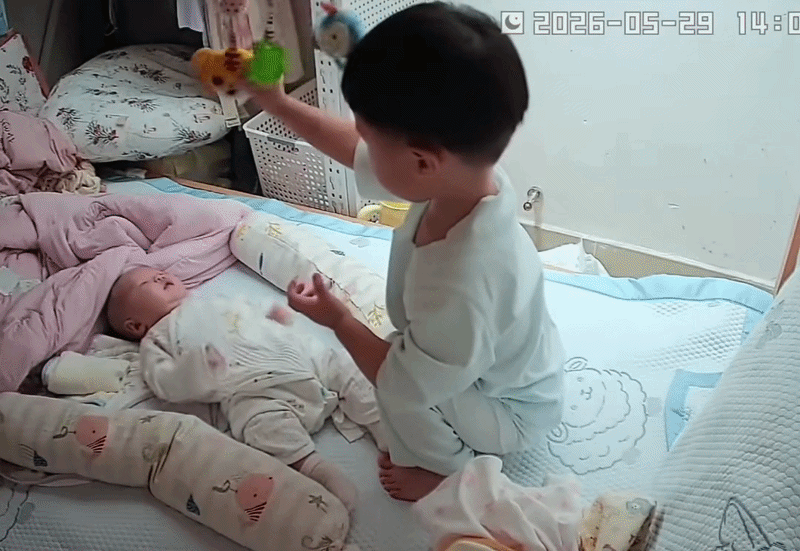 Cậu b&eacute; 2 tuổi chăm s&oacute;c em g&aacute;i mới sinh: Khoảnh khắc ấm &aacute;p giữa mẹ v&agrave; b&eacute; - Ảnh 2.