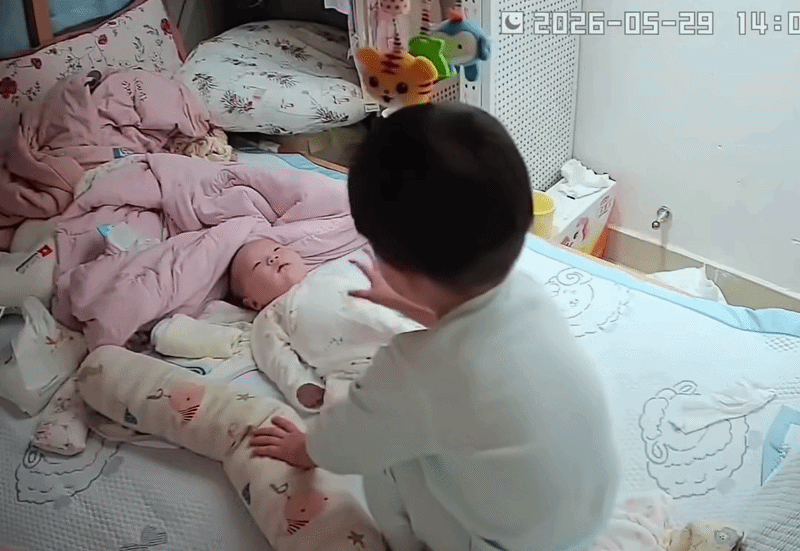 Cậu b&eacute; 2 tuổi chăm s&oacute;c em g&aacute;i mới sinh: Khoảnh khắc ấm &aacute;p giữa mẹ v&agrave; b&eacute; - Ảnh 4.