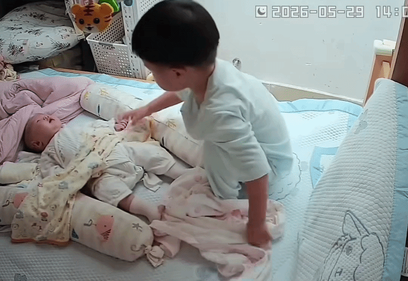 Cậu b&eacute; 2 tuổi chăm s&oacute;c em g&aacute;i mới sinh: Khoảnh khắc ấm &aacute;p giữa mẹ v&agrave; b&eacute; - Ảnh 1.