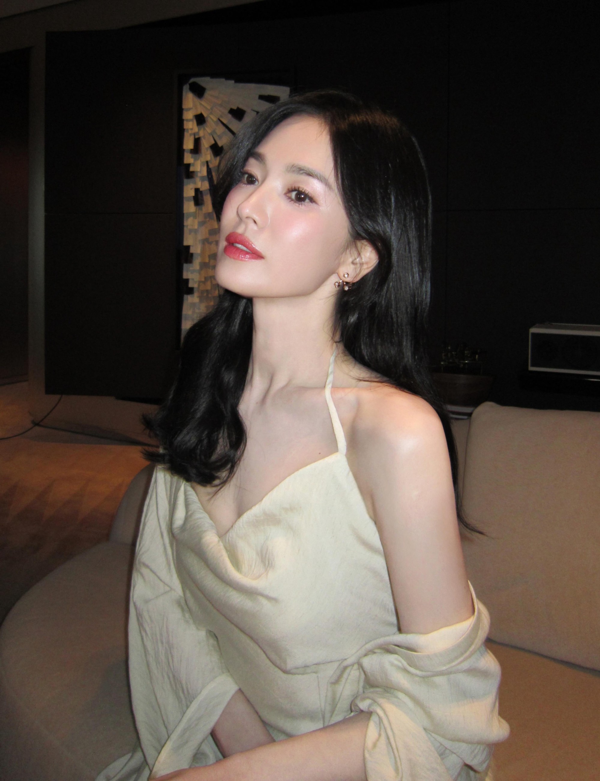 H&igrave;nh ảnh mới của Song Hye Kyo khiến Suzy cũng phải cảm th&aacute;n- Ảnh 2.