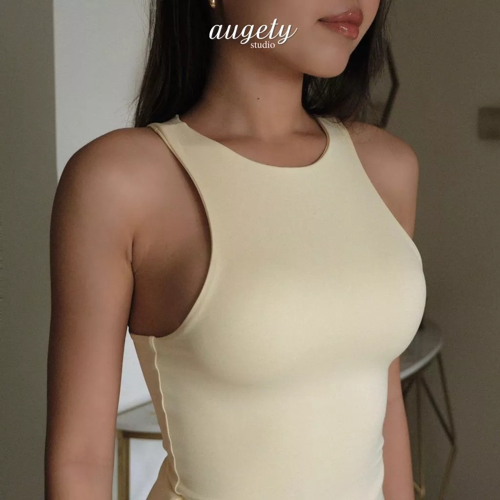 Quiet luxury m&ugrave;a h&egrave;: V&igrave; sao phụ nữ Ph&aacute;p lu&ocirc;n d&agrave;nh chỗ cho &aacute;o tank top trong tủ đồ?- Ảnh 7.