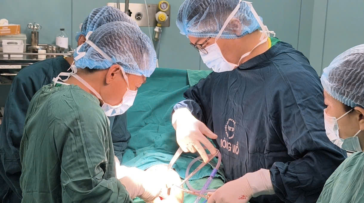 B&eacute; trai 11 tuổi su&yacute;t mất mạng, mất ch&acirc;n sau những cơn sốt cao k&eacute;o d&agrave;i, đau nhức hai ch&acirc;n  - Ảnh 1.