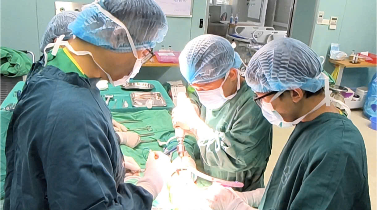B&eacute; trai 11 tuổi su&yacute;t mất mạng, mất ch&acirc;n sau những cơn sốt cao k&eacute;o d&agrave;i, đau nhức hai ch&acirc;n  - Ảnh 2.