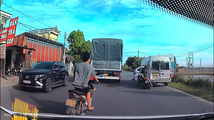 Tai nạn thương t&acirc;m: Xe m&aacute;y t&ocirc;ng xe kh&aacute;ch , đ&ocirc;i nam nữ tử nạn tại Hưng Y&ecirc;n - Ảnh 1.