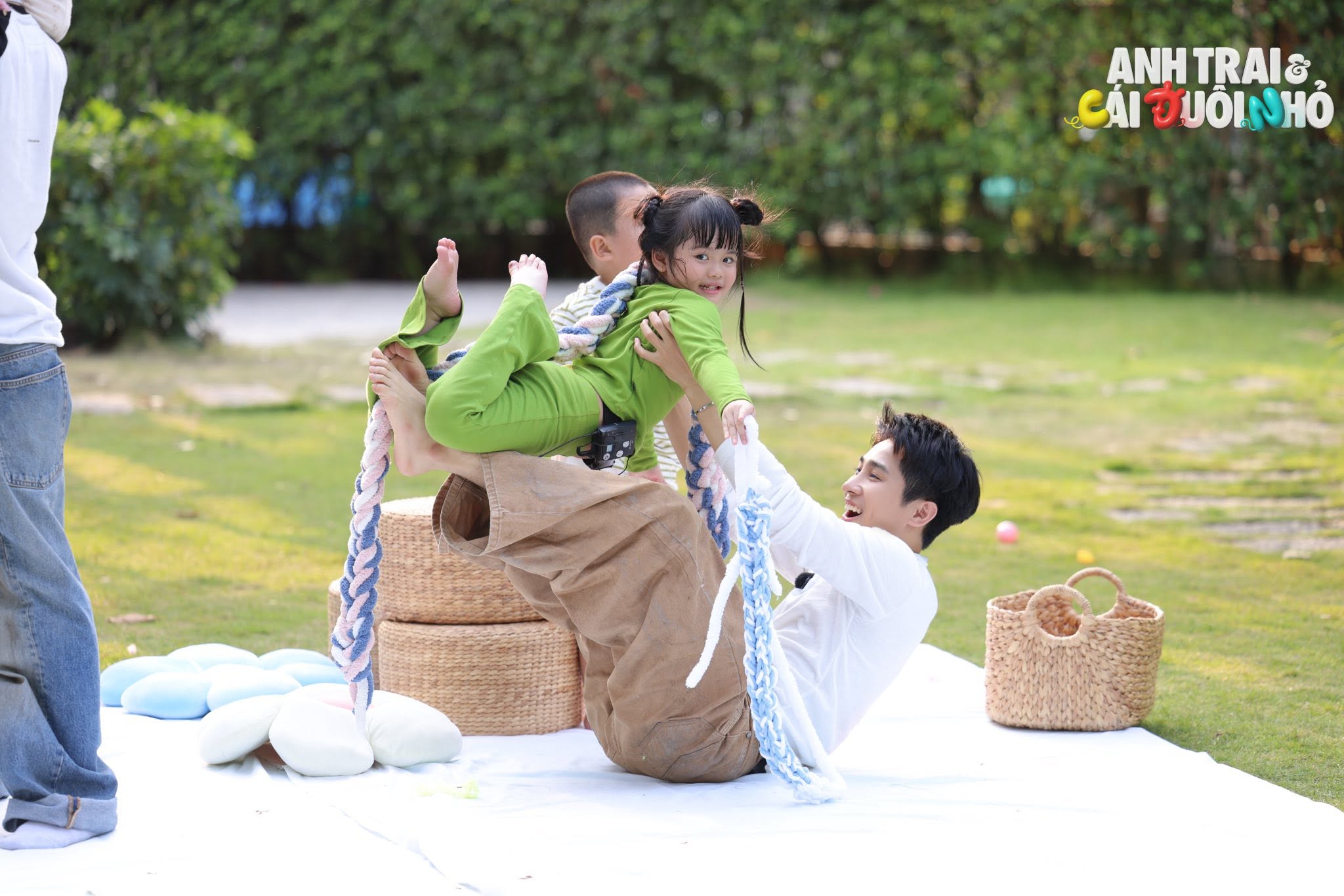 Bé Tư - con gái hot mom miền Tây: Sở hữu chiếc bụng "ăn gì cũng thấy ngon", là chiến thần ngoại giao của show truyền hình- Ảnh 14. Bé Tư - con gái hot mom miền Tây: Sở hữu chiếc bụng "ăn gì cũng thấy ngon", là chiến thần ngoại giao của show truyền hình- Ảnh 14.