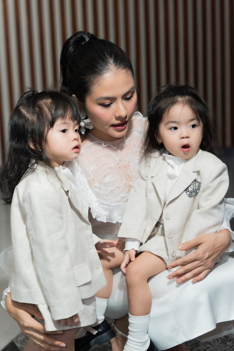 Bé Tư - con gái hot mom miền Tây: Sở hữu chiếc bụng "ăn gì cũng thấy ngon", là chiến thần ngoại giao của show truyền hình- Ảnh 10. Bé Tư - con gái hot mom miền Tây: Sở hữu chiếc bụng "ăn gì cũng thấy ngon", là chiến thần ngoại giao của show truyền hình- Ảnh 10.