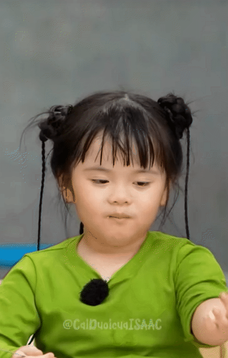 Bé Tư - con gái hot mom miền Tây: Sở hữu chiếc bụng "ăn gì cũng thấy ngon", là chiến thần ngoại giao của show truyền hình- Ảnh 2. Bé Tư - con gái hot mom miền Tây: Sở hữu chiếc bụng "ăn gì cũng thấy ngon", là chiến thần ngoại giao của show truyền hình- Ảnh 2.