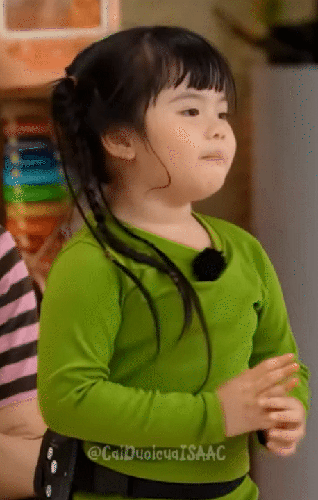 Bé Tư - con gái hot mom miền Tây: Sở hữu chiếc bụng "ăn gì cũng thấy ngon", là chiến thần ngoại giao của show truyền hình- Ảnh 1. Bé Tư - con gái hot mom miền Tây: Sở hữu chiếc bụng "ăn gì cũng thấy ngon", là chiến thần ngoại giao của show truyền hình- Ảnh 1.