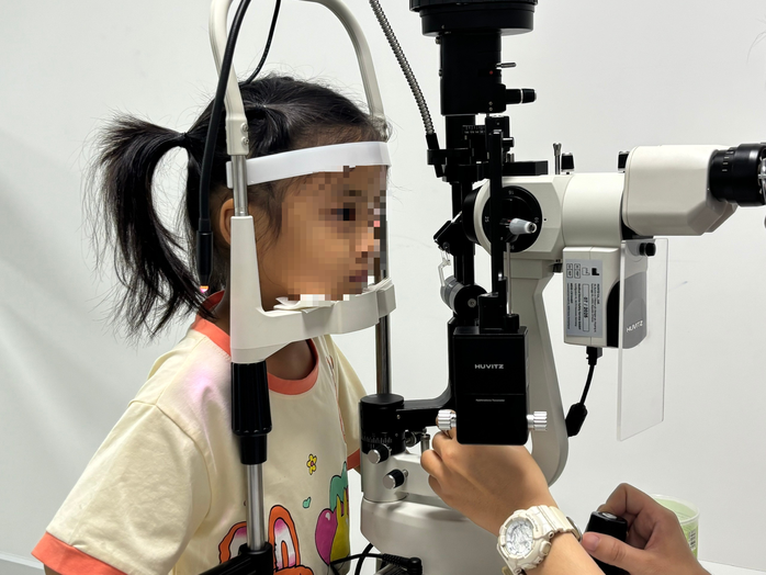 Điều trị th&agrave;nh c&ocirc;ng nhiều trẻ bị l&aacute;c mắt - Ảnh 1.