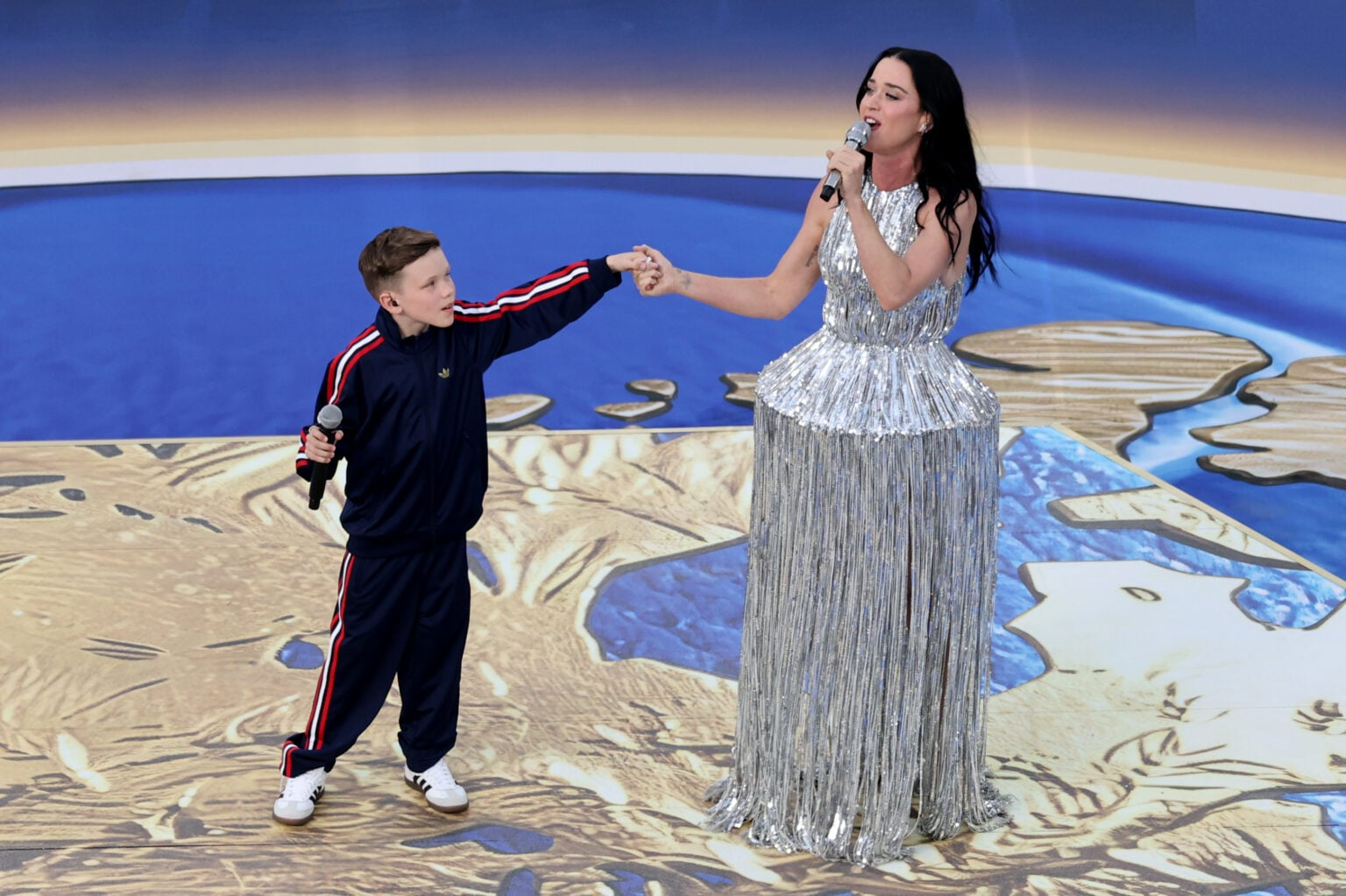 Cậu b&eacute; Tius Luka g&acirc;y sốt khi song ca c&ugrave;ng Katy Perry tại World Cup 2026 - Ảnh 2.