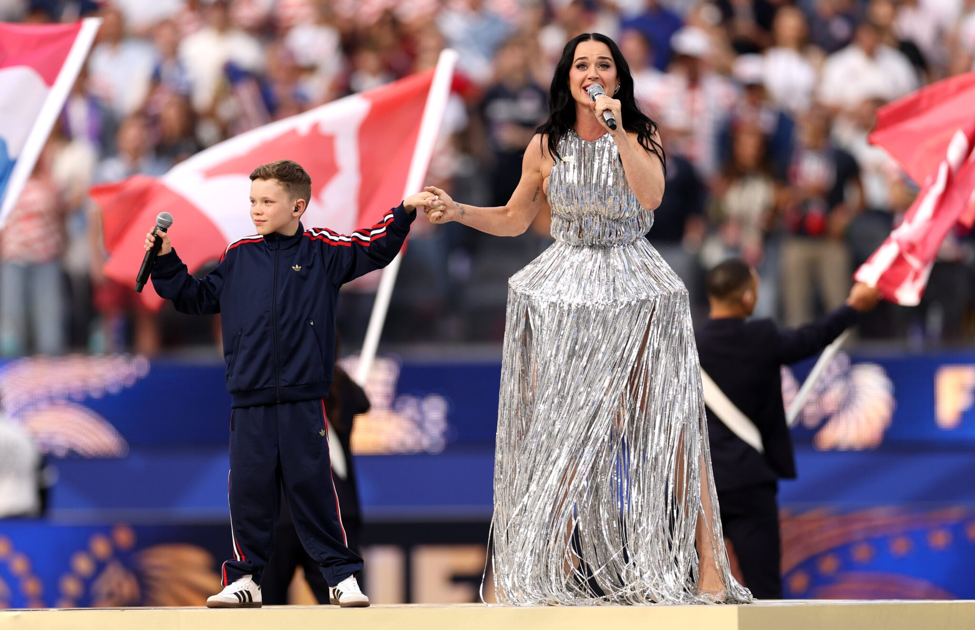 Cậu b&eacute; Tius Luka g&acirc;y sốt khi song ca c&ugrave;ng Katy Perry tại World Cup 2026 - Ảnh 1.