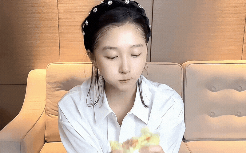 Không có phụ nữ xấu, chỉ có phụ nữ lười: Đu trend chăm da mờ thâm mụn đỉnh cao 10 phút buổi sáng của Quan Hiểu Đồng - Ảnh 2.