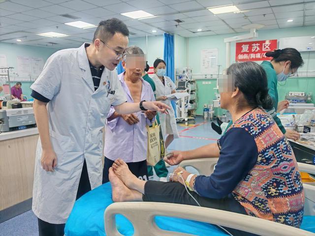 Bị rắn độc cắn v&agrave;o tay, cụ b&agrave; 64 tuổi c&oacute; m&agrave;n xử l&yacute; bất ngờ - Ảnh 3.
