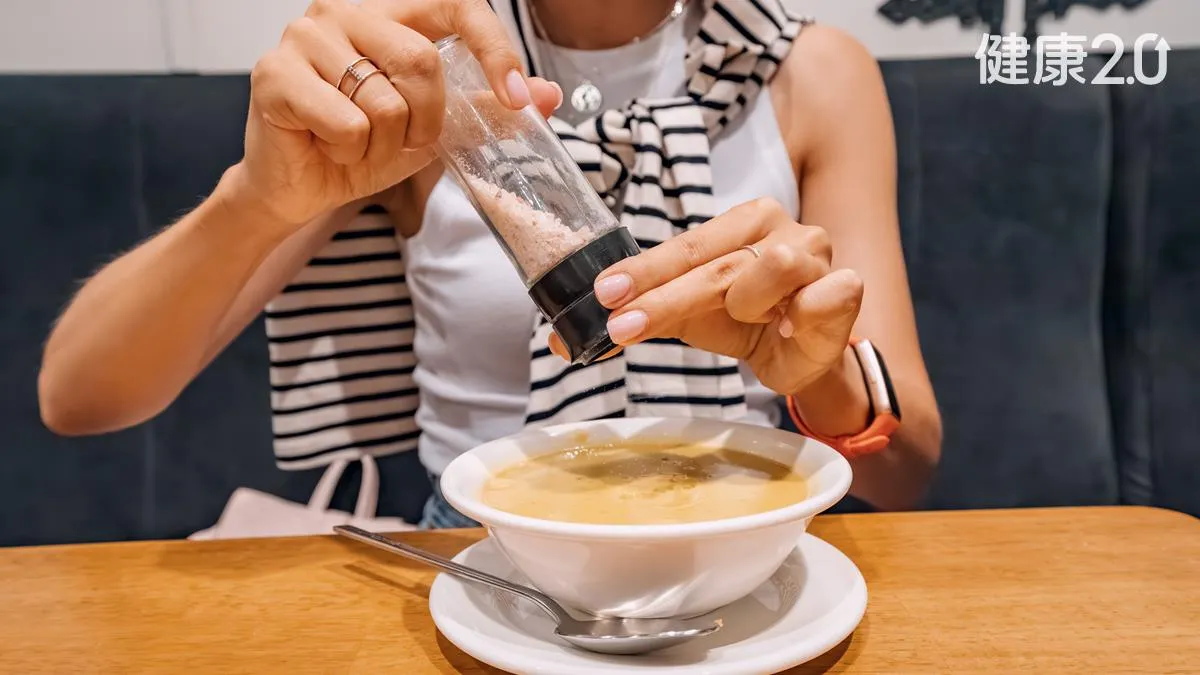 Cảnh báo cho các bà nội trợ: Một vật dụng trong bếp có thể âm thầm phát tán vi nhựa, gần như nhà nào cũng có ít nhất một chiếc - Ảnh 3.