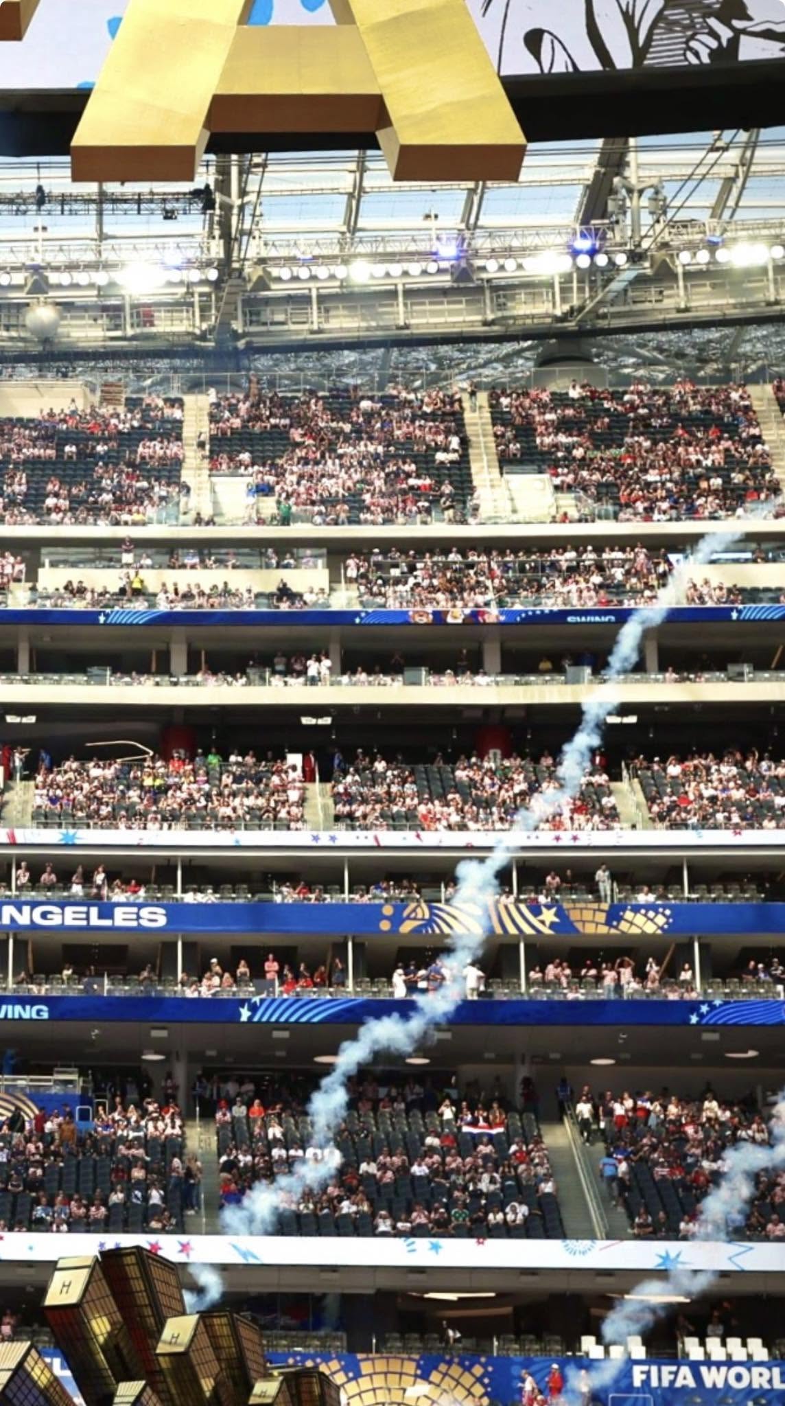 Kh&aacute;n đ&agrave;i trống ho&aacute;c, Lisa bị ghẻ lạnh tại lễ khai mạc World Cup?- Ảnh 1.
