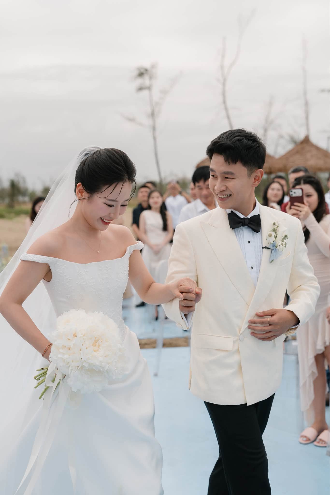 B&oacute; hoa cưới 5kg của Thảo Trinh g&acirc;y tranh c&atilde;i tại đ&aacute;m cưới H&agrave; Tĩnh - Ảnh 6.