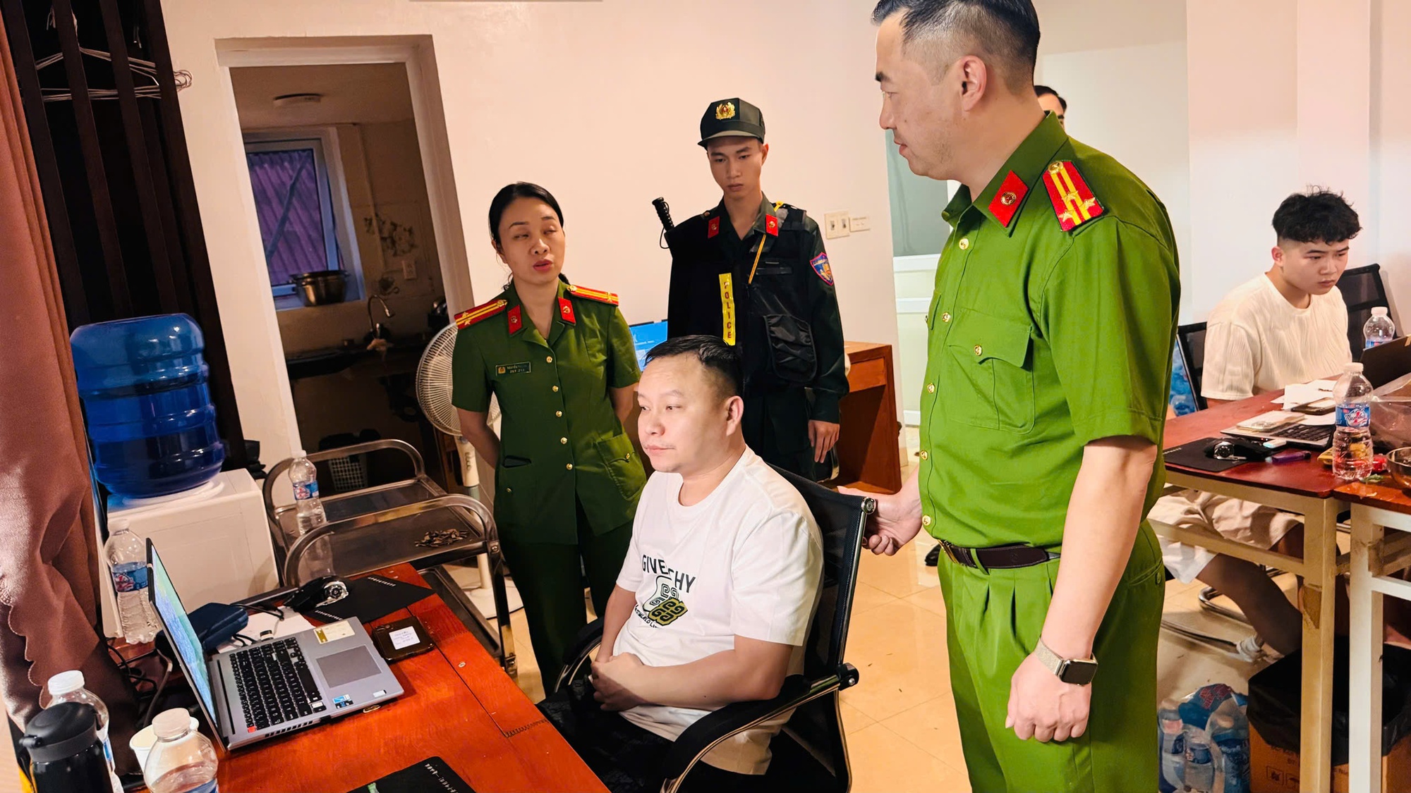 Đột kích khách sạn Sông Hồng View, bắt giữ 19 đối tượng lừa đảo do Vương Trường Sinh cầm đầu - Ảnh 2. Đột kích khách sạn Sông Hồng View, bắt giữ 19 đối tượng lừa đảo do Vương Trường Sinh cầm đầu - Ảnh 2.