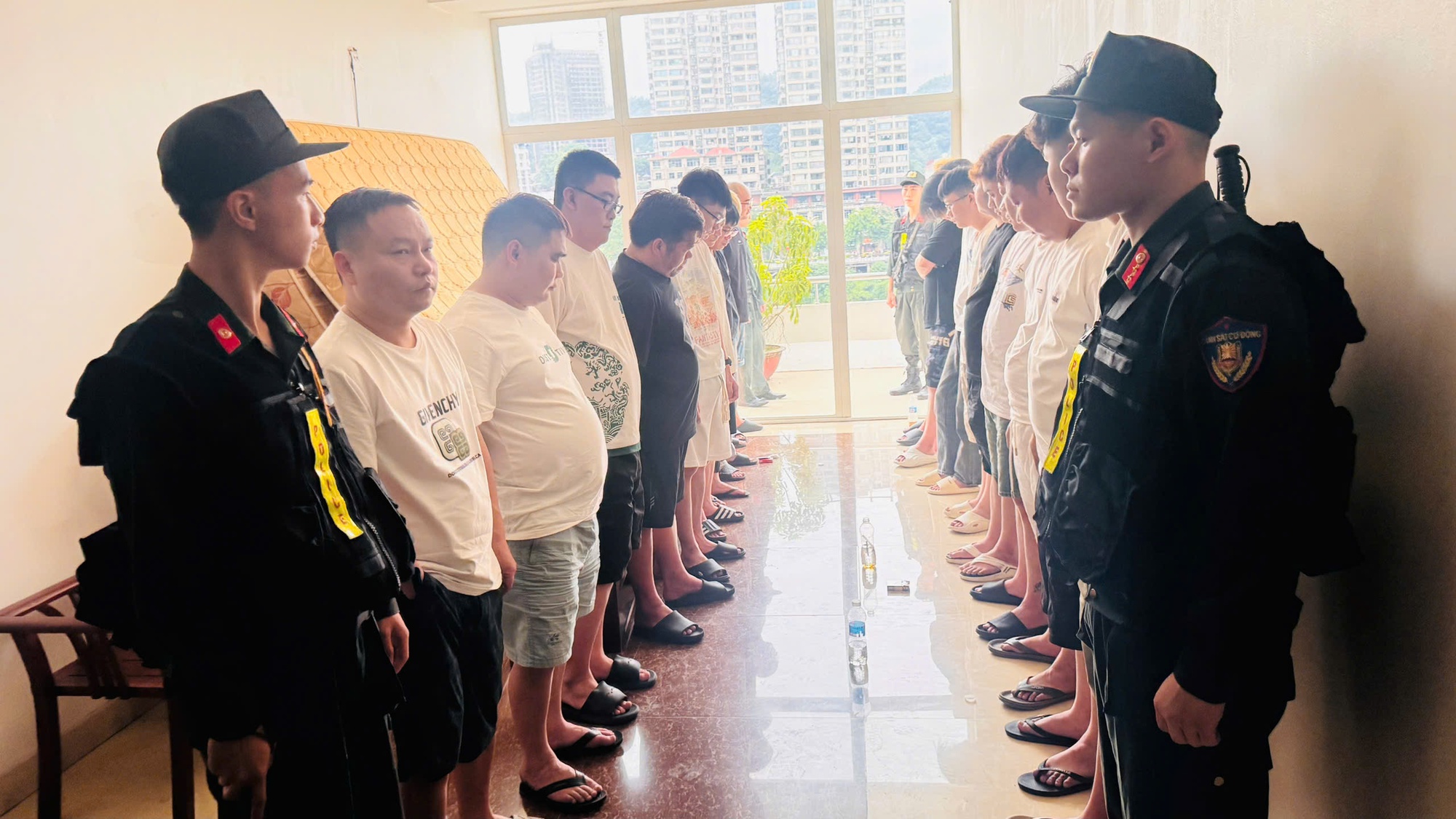 Đột kích khách sạn Sông Hồng View, bắt giữ 19 đối tượng lừa đảo do Vương Trường Sinh cầm đầu - Ảnh 3. Đột kích khách sạn Sông Hồng View, bắt giữ 19 đối tượng lừa đảo do Vương Trường Sinh cầm đầu - Ảnh 3.