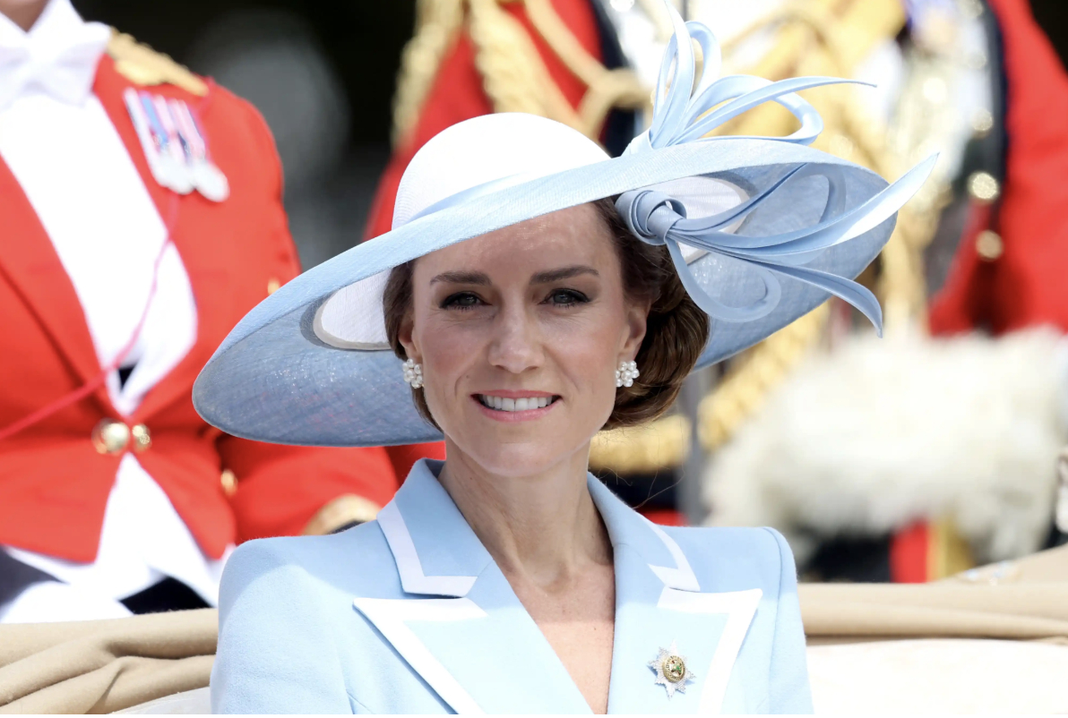 B&iacute; mật bộ đầm xanh của Vương phi Kate tại Trooping the Colour 2026 - Ảnh 5.