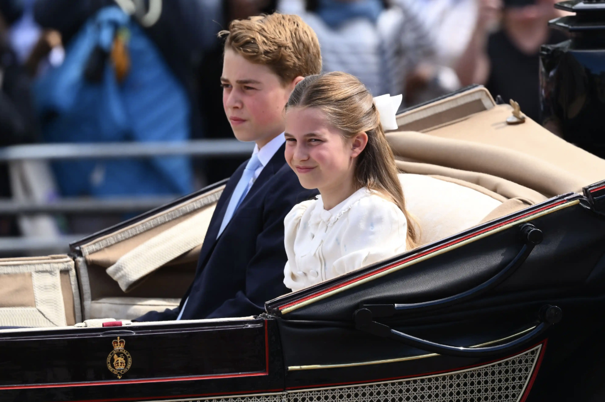 B&iacute; mật bộ đầm xanh của Vương phi Kate tại Trooping the Colour 2026 - Ảnh 3.