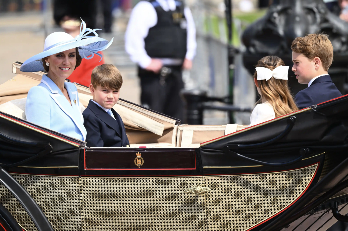 B&iacute; mật bộ đầm xanh của Vương phi Kate tại Trooping the Colour 2026 - Ảnh 1.