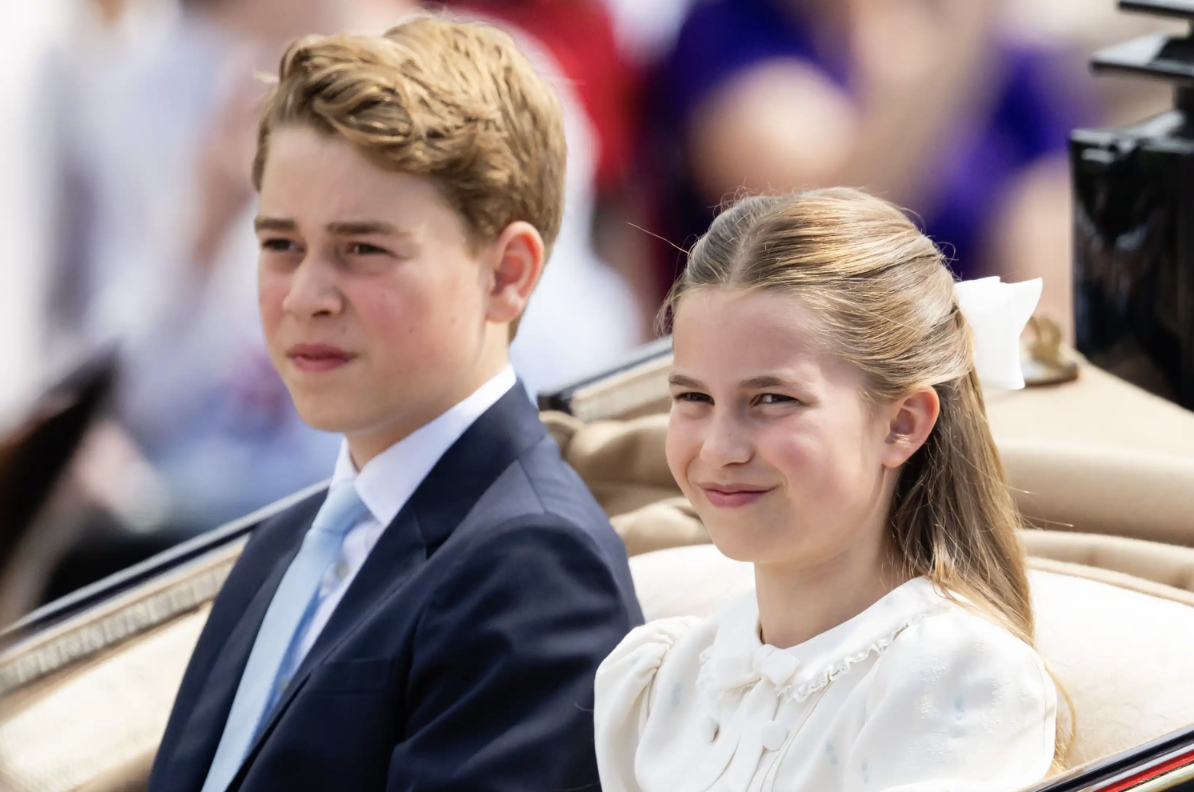 C&ocirc;ng ch&uacute;a Charlotte nổi bật với nơ t&oacute;c khổng lồ tại Trooping the Colour 2026 - Ảnh 2.