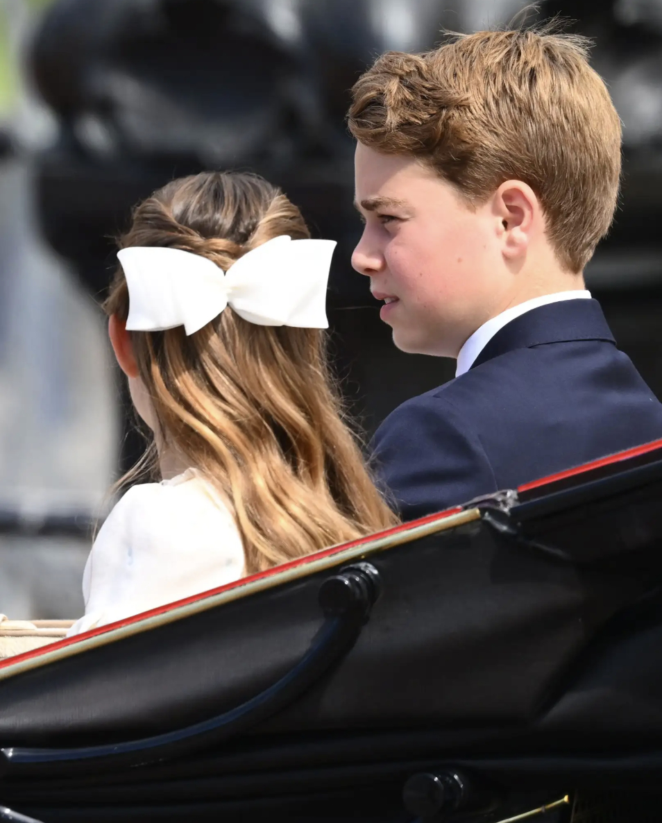 C&ocirc;ng ch&uacute;a Charlotte nổi bật với nơ t&oacute;c khổng lồ tại Trooping the Colour 2026 - Ảnh 3.