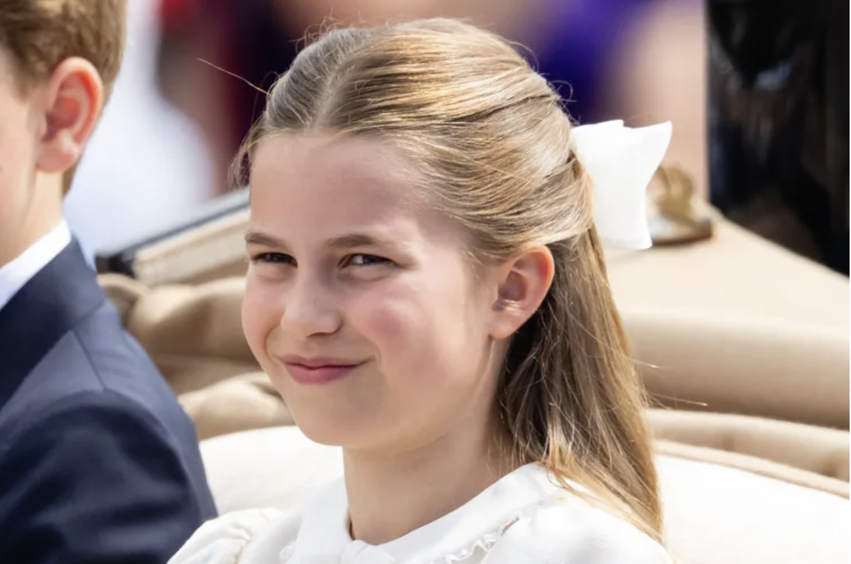 C&ocirc;ng ch&uacute;a Charlotte nổi bật với nơ t&oacute;c khổng lồ tại Trooping the Colour 2026 - Ảnh 4.